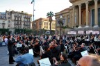 attimi della "protesta" svoltasi difronte il teatro Masssimo di Palermo venerdi 8 aprile.