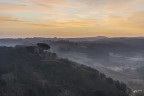 Le prime brume del mattino nella collina..