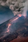 Altra immagine del vulcano in attivit. Questa volta si trattava del quinto parossismo, verificatosi la notte del 22 febbraio ma che poi poco prima dell'alba del 23 ha avuto una lieve ripartenza. 
Questa  la fase in cui, a partire dall'alba e per circa un paio d'ore, ha espulso tonnellate di cenere che hanno invaso i cieli della Sicilia occidentale fino ad arrivare in Sardegna e Corsica.

Come al solito saranno graditi i vostri commenti e critiche.