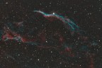 Nebulosa filamentosa o Nebulosa velo dell'ovest - NGC6960
E' una nebulosa visibile nella costellazione del Cigno, distante dalla Terra circa 1470 anni luce. Antico resto di una supernova, insieme alla Nebulosa velo dell'Est forma una sorta di cerchio in espansione con particolarissimi filamenti destinati a disperdersi nel cosmo.
Commenti e critiche sempre graditissimi
