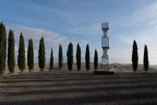 Ionic Column, che fa parte di una serie di sculture diffuse nella val d'Orcia dal titolo REFLEXES