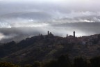 tra i fumi