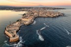 Ortigia (SR) con l'Etna sullo sfondo...