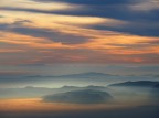 Vista serale dall'Altopiano dio Asiago (VI) sulle digradanti colline prealpine con lo sfondo dell'Appennino tosco-emiliano. (a 190 km) Gennaio 2022