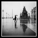 Camminando sotto la pioggia