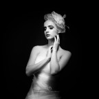 Un semplice ritratto in studio realizzato con un solo flash con griglia a paramount