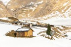 Questo idilliaco villaggio alpino si trova nella Val di Valles ed  immerso in un suggestivo paesaggio naturale montano unico nel suo genere in Alto Adige.
L'agglomerato di baite, fienili, una piccola chiesa e tre rifugi - un totale di ca. 30 edifici - affascina anche grazie all'originalit delle strutture.
Costruita nel Medioevo come rifugio per i malati di peste e colera, oggi la malga  una delle attrazioni principali della zona, sia d'inverno che d'estate.