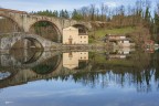 Il ponte ad arco e la chiesetta sul lago. Pontecosi.