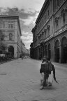Sola me ne vo per la citt