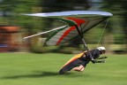 Trofeo Albrizio 2022 Laveno Mombello gara FAI. Atterraggio del pilota italiano Christian Ciech due volte campione del mondo. Deltaplano Icaro Laminar 14.1