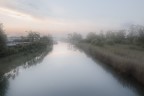 Veduta inusuale della foce del fiume Anapo, avvolta dalla nebbia