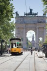 ciao, propongo uno scorcio di milano con tram e arco della pace