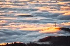 Alba sopra le nebbie, con pala eolica