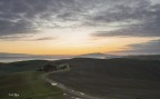 La stradina di campagna e la capanna all'alba..2