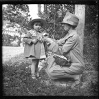 Foto che viene dal passato. E' la scansione di una lastra fotografica in vetro, presumibilmente anni 1920 trovata su un mercatino. Ignoro del tutto chi siano i soggetti ritratti.