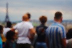 Terrazza delle Gallerie Lafayette. Turisti riflessi su superficie irregolare. Parigi, agosto 2023
