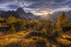 Vagabondando in quota tra le dolomiti il sole sta calando, accendendo i colori di un timido autunno che si affaccia anche quest'anno con magnifici colori. 
f.16 iso 100 trepiede