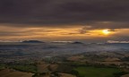 Non ho saputo resistere alla particolare luce di quel tardo pomeriggio con le nostre splendide colline e sullo sfondo i Monti Sibillini (a dx), i Monti della Laga (al centro) ed il Gran Sasso (a sx)