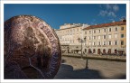 Dedicata alla memoria di Maria Teresa d'Austria, con l'effige dell'imperatrice su un lato e l'altro a riflettere l'ambiente circostante, la moneta  un'opera in acciaio inox, con un peso di 16 tonnellate e un diametro complessivo di oltre 4 metri, anche se quello visibile  di 3 metri e mezzo.