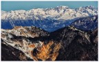 Dalla Cima Campetto (piccole Dolomiti) vista verso nord fino alle Dolomiti di Brenta. In primo piano la giallo-rossa 'frana del Rotoln'. Gennaio 2024
