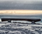 Nevica in montagna, luce sulla laguna lontana