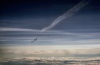 volo Roma Cagliari del 22 dicembre 2018, quota circa 7000 metri.
Una grande scia chimica (fin qui normale) che poi verso il basso inizia ad andare a zig zag diventando scura...
Ho volato tante volte nella mia vita ma un fenomeno del genere ancora non l'avevo visto!
