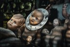 Dalle vetrine della "Restauri Artistici Squatriti" a Roma

Qui maggiori notizie: https://www.vistanet.it/roma/2021/03/10/lo-sapevate-a-roma-ce-lospedale-delle-bambole-una-bottega-che-sembra-uscita-da-un-film-horror/