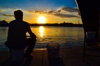 Foto scattata durante un tramonto presso un porto.