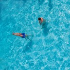 Questi ragazzi in piscina giocavano per ore facendo di tutto, dai giochi con la palla o a stare a testa in gi il pi possibile...