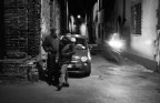 "Settaggi sbagliati"
Una street eseguita in una serata abbastanza "brilla", l'idea fu di mettere gli iso al minimo e lasciare scegliere alla fotocamera (Fujifilm X100T) l'esposizione, il risultato furono scatti assurdi e perlopi bruciati.
Questo scatto  fra quelli che "salvo".
Pareri? Esperimento fallito oppure c' del salvabile ?