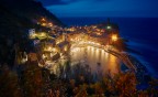 Scatto notturno dove c'era parecchio vento, lo avevo gi postato qui ma era molto sbilanciata sia come composizione che come post.

Ho tagliato molto la vegetazione (che era molto mossa) per mettere in risalto il villaggio.

Critiche e commenti sempre ben accetti!