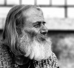Ritratto di un artista di strada, confeziona piccoli manufatti di cuoio e il suo motto  " guardo sempre al domani" da qui il titolo 
Personalmente non sono un patito della ritrattistica , specialmente quella in studio( ci ho provato 2-3 volte) e se proprio lo faccio , preferisco scattare ritratti dal vivo , dove cerco di riprendere (direi rubare) le espressioni naturali del soggetto