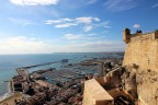vista del porto di Alicante al castello