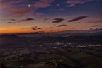 Una fredda alba sulla valle del fiume Aso che segna il confine tra le provincie di Fermo ed Ascoli P. con le montagne abruzzesi sullo sfondo.