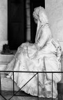 La tomba Poggi al cimitero di Rieti, opera intensa e toccante di Carlo Munari, grande scultore bolognese vissuto tra fine '800 e inizio '900.

Qui tutta la commovente storia: https://www.archivio.formatrieti.it/cimitero-reatino-le-tappe-della-tradizione-tomba-poggi

Foto fatta con lo smartphone :(  dato che non avevo con me la fotocamera, e convertita in b/n con Truegrain (app per pc che simula la grana della pellicola, qui una HP5)