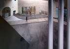 MAXXI Roma - Veduta dell'entrata attraverso una fenditura del piano superiore