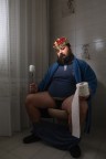 Inizialmente era solo una foto destinata al concorso Sony, ma poi ho deciso di crearne altre due. La foto del bagno  un autoritratto che avevo in mente da tempo, anche se lidea originale era molto diversa (magari un giorno prender forma anche quella). Lispirazione per il Re  nata osservando la corona del figlio di unamica, mentre il nome "Turacciolo" mi  stato dato affettuosamente da un amico. L'intera serie  autoironica e rispecchia un po' quello che sono.