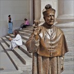 Trieste,statua rappresentante Antonio Santin che fu vescovo della citt. Consigli e critiche sempre ben accetti.