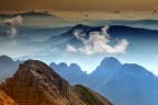 Poco prima della vetta, a circa 2200m di quota, panorama verso le Prealpi vicentine. In primo piano la Cima Mosca, che copre in parte la Catena del Sengio Alto; nei piani posteriori il gruppo del Monte Novegno e l'Altopiano di Asiago.  Giugno 2025