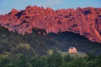 Al valico veneto-trentino di Campogrosso, il piccolo rifusio Citta di Schio ', 1500m, al cospetto delle pareti nordorientali del Monte Carega. Un'alba di giugno 2025