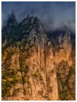 La struttura rocciosa del 'Soglio Rosso', versante meridionale del Monte Pasubio. Vista dai pressi del Rifugio Nerone Balasso. Settembre 2025