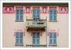 Il tappeto che fa il verso alla decorazione muraria.