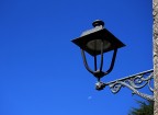 Perch due luci, per il lampione e la luna, due fonti di luce.