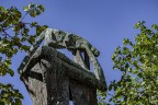 Questa statua di Mascherini venne acquistata dal Comune per ricordare un amore sfortunato. Due ragazzi nel'45 si diedero appuntamento, ma lei ritard. Lui, passeggiando nervoso, venne arrestato dalle SS in qualit di partigiano. Portato alla Risiera, di lui non si ebbero pi notizie.
Graditi commenti personali e pareri tecnici