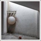 In matematica e filosofia, la sfera  considerata il solido pi perfetto perch  l'unico solido geometrico con una forma completamente uniforme e simmetrica, dove ogni punto della sua superficie  equidistante da un punto centrale. Questa regolarit assoluta la rende un simbolo di perfezione, armonia e completezza. Questa volta niente AI, niente artwork... solo Fotografia! &#128077;&#128522;