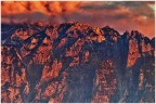 Il versante sud orientale del Monte Carega (Piccole Dolomiti) alle prime luci del giorno, visto dei pressi di Recoaro Mille. Autunno 2025