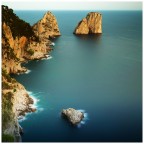Vista preserale sui faraglioni dai Gardini di Augusto. 
Isola di Capri, agosto 2025