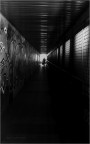 Una sequenza prospettica, fatta di cemento e oscurit. Il vuoto del tunnel trascina lo sguardo verso un punto di luce lontano, l'unica destinazione visibile. Un passaggio anonimo in attesa di un transito.