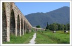 L'Acquedotto Mediceo di Pisa � un'importante opera ingegneristica che ha fornito acqua alla citt� per oltre tre secoli, dal 1613 fino alla met� del XX secolo. Composto da 954 archi, si estende per circa 6 km e fu costruito su iniziativa del granduca Ferdinando I de' Medici.