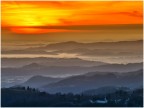 Salendo il versante sud di Cima Marana (Valdagno-Crespadoro VI), da circa 1300m, vista verso la pianura veneta e le digradanti colline prealpine, i Colli Berici e i Colli Euganei poco prima del momento dell'alba. Dicembre 2025